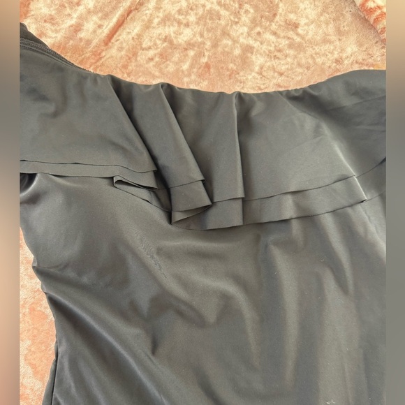 💥Off-Shoulder Black Swimsuit - Picture 3 of 8